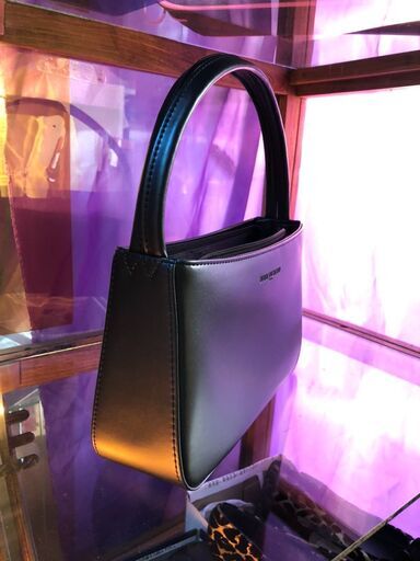 新品！】大阪引取歓迎　ブランド　バッグ　Diana Valentino Paris フランスブランド　箱のサイズ２９㎝×10cm×28ｃｍ 【KBD096】￥6,000！！