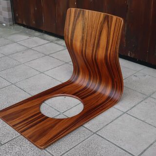 天童木工(TENDO)のローズウッドを使用した曲木 座イスです！プライウッドのナチュラル感とレトロな雰囲気は和室はもちろん洋リビングなどにもおススメのローチェアーです。 天童木工(TENDO)の稀少なローズウッドを使用した曲木 座椅子です
