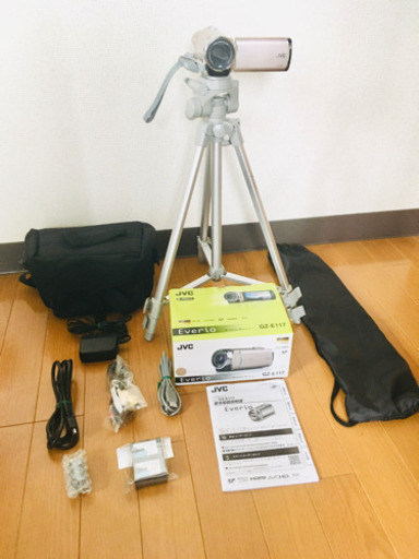 【三脚・カメラバッグ付】【極美品】JVC ビデオカメラ GZ-E117
