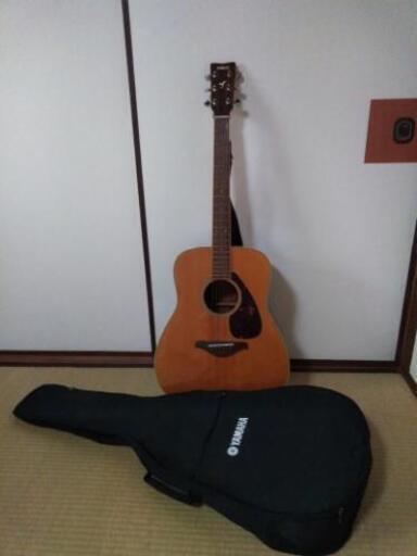 品質が YAMAHA(ヤマハ)のアコースティックギターFG720Sです。 弦楽器