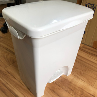 ペダル式ゴミ箱(約30L)