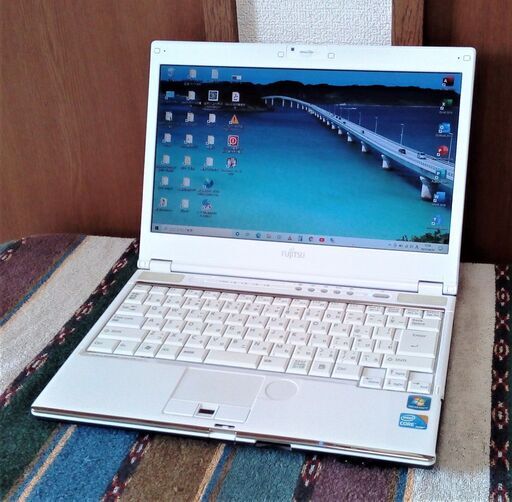 FUJITSU/アーバンホワイト✨/コンパクトサイズ/高性能Core i3/大容量！HDD320GB/快適♬メモリ4GB/HDMI/カメラ/マイク/Microsoft Offce 2016✎/すぐ使えるWindows10♪/すぐ繋がるWi-Fi/DVDSマルチ(コピー可)/高速☆彡USB3.0/点検整備清掃済み/LIFEBOOK SH53/CN No.10424