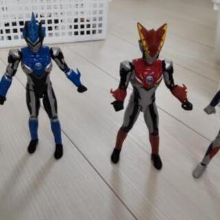 仮面ライダー、ウルトラマン人形