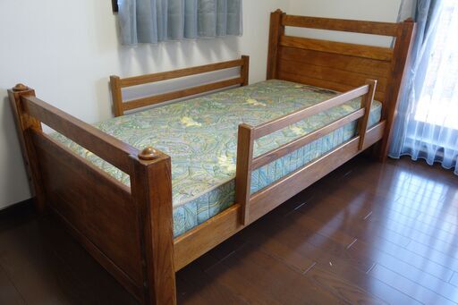木製の頑丈なシングルベッド