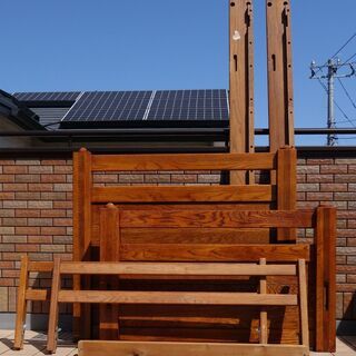 木製の頑丈なシングルベッド