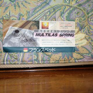 木製の頑丈なシングルベッド