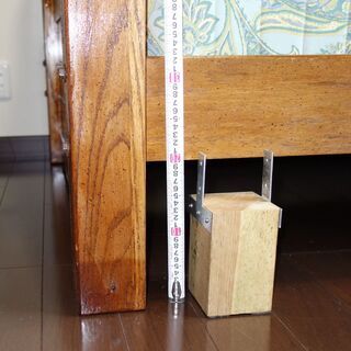 木製の頑丈なシングルベッド