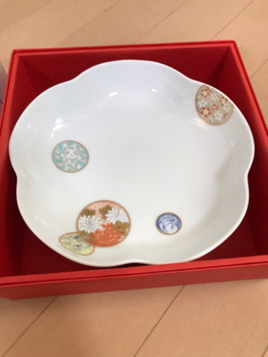 深川製磁 寿赤絵 梅型6号鉢と取り皿｜食器