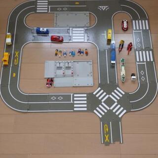 【ネット決済】【最終価格】トミカ　つながる道路＆トミカ＆人形セット