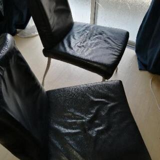 黒い椅子2台