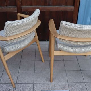 飛騨高山の家具メーカーキツツキマークの飛騨産業の川上元美デザインSEOTO-EX(セオト) アームチェア 2脚セットです。オーク無垢材のナチュラルな質感と丸みを帯びた優しいデザインのダイニングチェア。