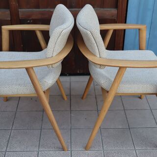 飛騨高山の家具メーカーキツツキマークの飛騨産業の川上元美デザインSEOTO-EX(セオト) アームチェア 2脚セットです。オーク無垢材のナチュラルな質感と丸みを帯びた優しいデザインのダイニングチェア。
