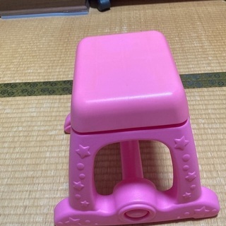 ピンク色の椅子【値下げ】