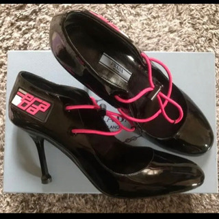 PRADA エナメルパンプス