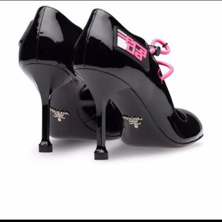 PRADA エナメルパンプス