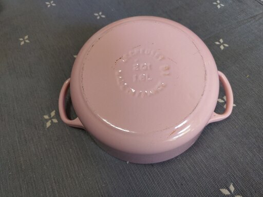 ル・クルーゼココット・ロンド 14cm ベアーツマミ (シフォンピンク) Le Creuset Cast Iron Pot (color: pink)