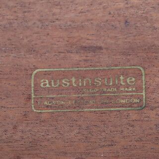 イギリスのメーカーAustinsuite(オースティンスイート)のチーク材を使用したサイドボードです。北欧モダンデザインのシンプルで優しいフォルムのリビングボード。TVボードにもおススメの英国家具。