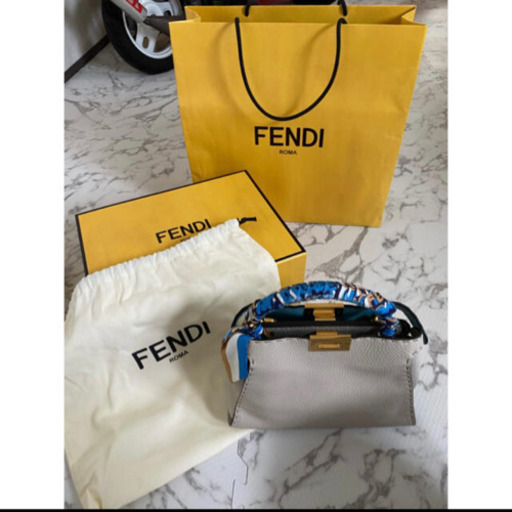 FENDI ピーカブー アイコニック エッセンシャリー ショルダーバッグ
