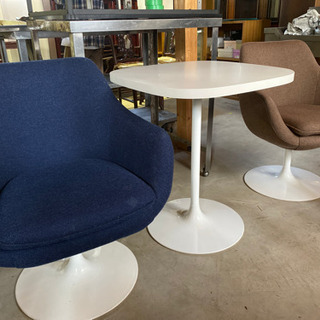 かわいいデザインのカフェテーブルと椅子のセット