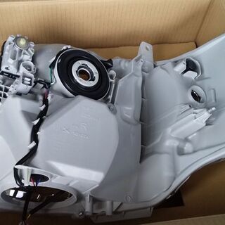 200系ハイエース右側純正LEDヘッドライト