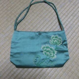 【ネット決済・配送可】ベトナム製手刺繍のシルクのバッグ