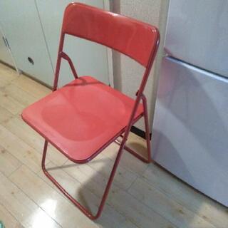 真っ赤な古い椅子　折り畳み式
