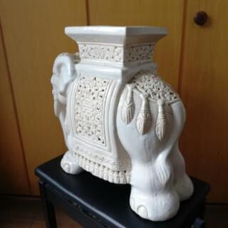 アジアン。大型の象の花台。陶器製