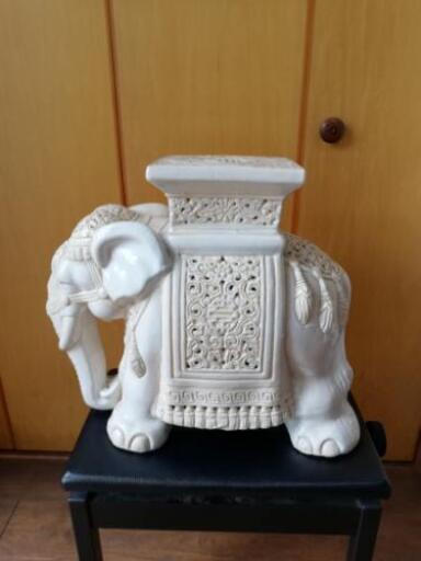 アジアン。大型の象の花台。陶器製