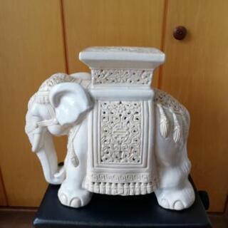アジアン。大型の象の花台。陶器製