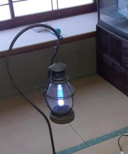 ランプと吊り金具　電気100v 高さ90cm