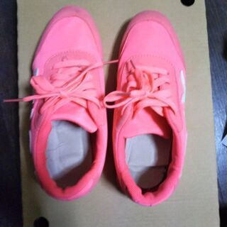 蛍光ピンクの靴