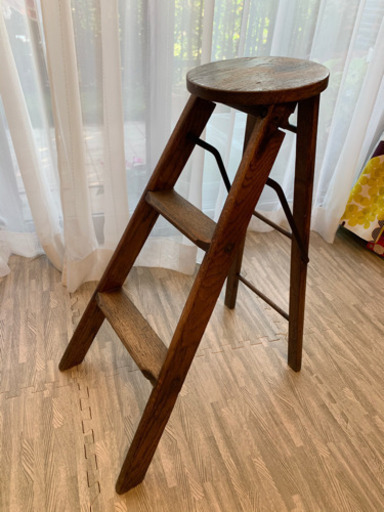 丸い天板のアンティーク脚立