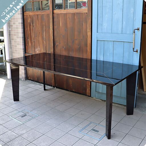 IDC OTSUKA(大塚家具)の人気シリーズSPLENDOR(スプレンダー)のダイニングテーブル/ブラックです。稀少なバーズアイ・メープルを使用した高級感のある天板はダイニングを洗練された印象に。