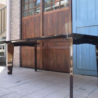 IDC OTSUKA(大塚家具)の人気シリーズSPLENDOR(スプレンダー)のダイニングテーブル/ブラックです。稀少なバーズアイ・メープルを使用した高級感のある天板はダイニングを洗練された印象に。