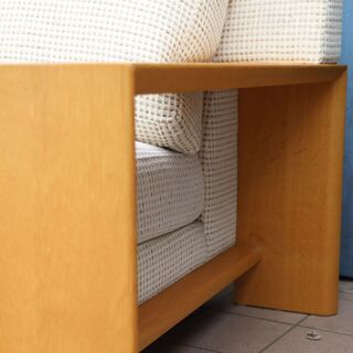 karimoku(カリモク家具)のWT53モデル カウチソファーです。アームのオーク無垢材がアクセントになるワイドソファー。クッションにはフェザーを使用し、包み込まれるような快適な座り心地に。