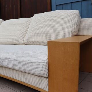 karimoku(カリモク家具)のWT53モデル カウチソファーです。アームのオーク無垢材がアクセントになるワイドソファー。クッションにはフェザーを使用し、包み込まれるような快適な座り心地に。