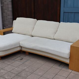 karimoku(カリモク家具)のWT53モデル カウチソファーです。アームのオーク無垢材がアクセントになるワイドソファー。クッションにはフェザーを使用し、包み込まれるような快適な座り心地に。