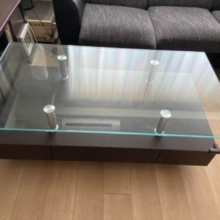 ガラスのリビングテーブル