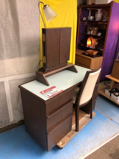 ☆中古 激安！！ 家具　大塚家具　ドレッサー　木目調　三面鏡上部に照明付き　コンセント付き　天板はガラス　テーブル部分のサイズ幅110㎝ｘ奥行き48㎝ｘ高さ70㎝　【KBE001】　￥10,800！！