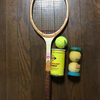 テニスラケットとボール5個