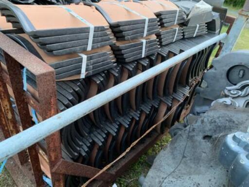 石州瓦(桃山瓦)、栄四郎瓦(いぶし瓦)、三州瓦の未使用品