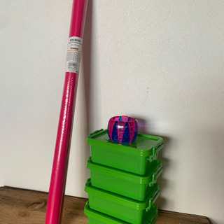 ピンクの包装紙とプラスチック製収納コンテナ、ブレスレット