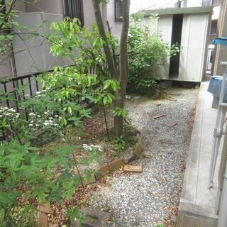 福岡、庭の防草工事、コンクリート仕上げ、白い細石、格安、便利屋、コウチャン、植木の徹去 - 筑紫野市