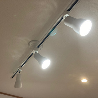 【値下げ】LEDスポットライト電球付３灯　ダクトレール、ライティ...