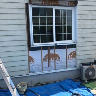 輸入住宅の腰窓サッシ手動シャッター付き