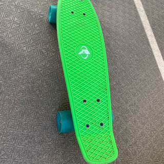 小型のスケートボード