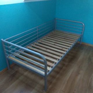 金属フレームのベッド