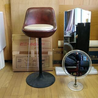 鏡2つとカウンターの椅子とビニールロッカー