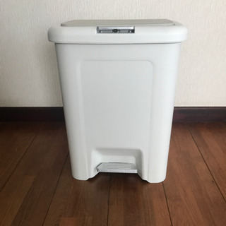 ニトリ　ペダル式ゴミ箱