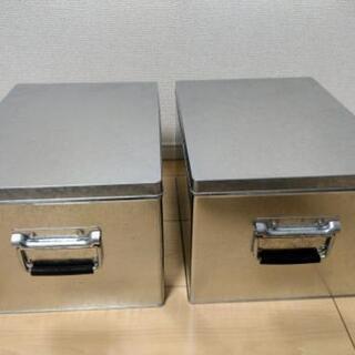 無印のトタンボックス2個。